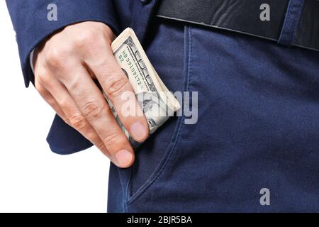 Mann in formellen Anzug, Geld in die Tasche auf weißem Hintergrund, Nahaufnahme Stockfoto