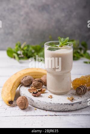 Gesundes Frühstück. Bananen Walnüsse Smoothie mit Kollagen, Kokosmilch im Glas Stockfoto