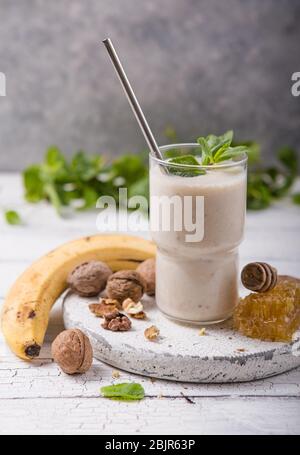 Gesundes Frühstück. Bananen Walnüsse Smoothie mit Kollagen, Kokosmilch im Glas Stockfoto