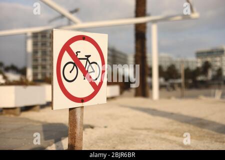 Strandverkehrsschild nicht mit dem Fahrrad betreten. Selektiver Fokus. Das Schild am Strand ist mit dem Fahrrad verboten Stockfoto