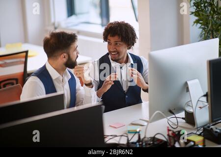 Kollegen tauschen sich bei der Arbeit im Büro aus. Multiethnisch, Gespräch, Geschäftskonzept Stockfoto