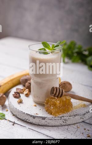 Gesundes Frühstück. Bananen Walnüsse Smoothie mit Kollagen, Kokosmilch im Glas Stockfoto