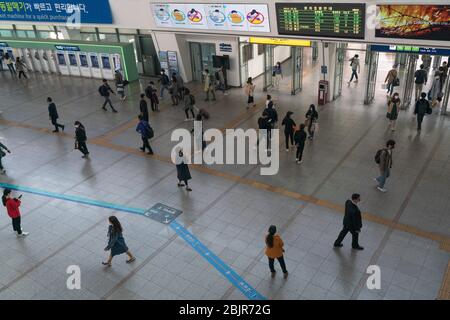 Seoul, Südkorea. April 2020. Passagiere, die während der COVID-19-Krise im Bahnhof Seoul als vorbeugende Maßnahme Gesichtsmasken tragen.Lokale Infektionen in Südkorea fallen erstmals seit der Verschärfung des Coronavirus-Ausbruchs im Februar auf Null. Quelle: SOPA Images Limited/Alamy Live News Stockfoto