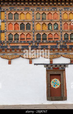 Paro, Bhutan. Rinpung Dzong, buddhistisches Kloster und Festung. Detail der traditionellen verzierten bhutanischen Hand geschnitzten Holzarchitektur. Stockfoto