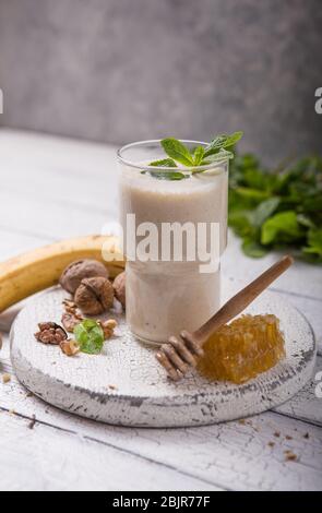 Gesundes Frühstück. Bananen Walnüsse Smoothie mit Kollagen, Kokosmilch im Glas Stockfoto
