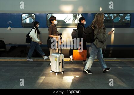 Seoul, Südkorea. April 2020. Passagiere, die während der COVID-19-Krise im Bahnhof Seoul als vorbeugende Maßnahme Gesichtsmasken tragen.Lokale Infektionen in Südkorea fallen erstmals seit der Verschärfung des Coronavirus-Ausbruchs im Februar auf Null. Quelle: SOPA Images Limited/Alamy Live News Stockfoto