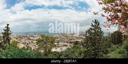 Frühlingspanorama der Haifa Bay Israel Stockfoto