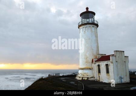 North Head Lighthouse, fertiggestellt 1898, gebaut als Navigationshilfe für Schiffe, die sich vom Pazifik aus dem Columbia River nähern Stockfoto