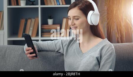 Junge Frau mit Gadgets Stockfoto