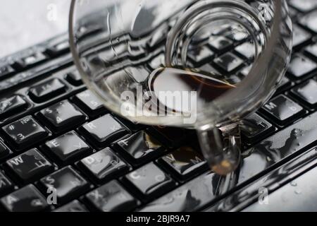 Der Kaffee wurde auf einer Computertastatur verschüttet Stockfoto