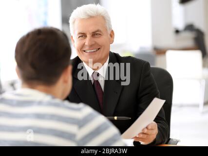 Junges Paar Treffen mit Berater im Büro Stockfoto