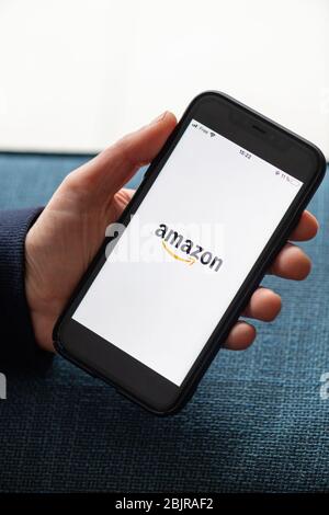 Paris, Frankreich - 20. Februar 2020: Handy, das die Amazon-Website in der Hand einer Frau zeigt. Stockfoto