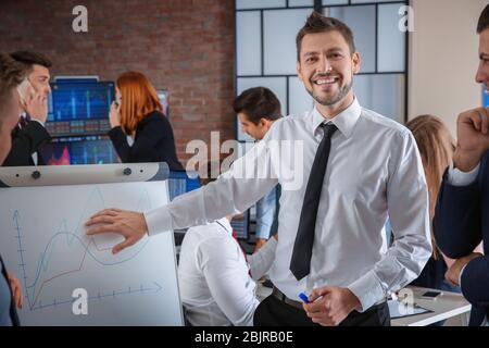 Lager Händler arbeiten im Büro Stockfoto