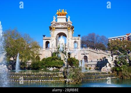 Barcelona, Spanien - 23. Februar 2020: Brunnen im Parc de la Ciutadella von Josep Fontsere namens Cascada. Der Parc de la Ciutadella liegt im Park am Nordheaster Stockfoto