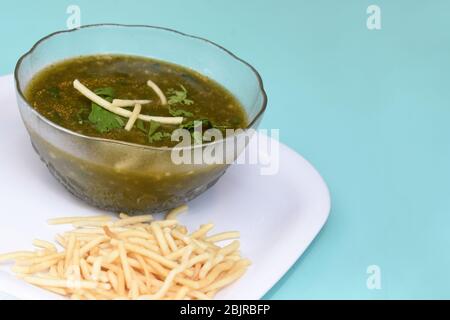 Zitronenkoriandersuppe, Zitronenkoriandersuppe, vegetarische Zitronenkoriandersuppe nach chinesischem indischen Stil Stockfoto