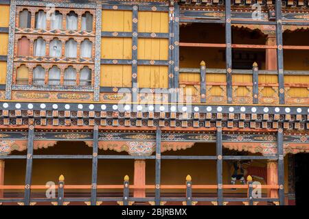 Paro, Bhutan. Rinpung Dzong, buddhistisches Kloster und Festung. Detail der traditionellen verzierten bhutanischen Hand geschnitzten Holzarchitektur. Stockfoto