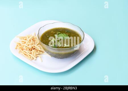 Zitronenkoriandersuppe, Zitronenkoriandersuppe, vegetarische Zitronenkoriandersuppe nach chinesischem indischen Stil Stockfoto