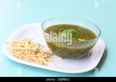 Zitronenkoriandersuppe, Zitronenkoriandersuppe, vegetarische Zitronenkoriandersuppe nach chinesischem indischen Stil Stockfoto