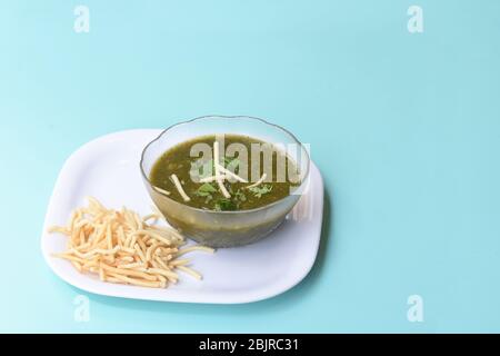 Zitronenkoriandersuppe, Zitronenkoriandersuppe, vegetarische Zitronenkoriandersuppe nach chinesischem indischen Stil Stockfoto