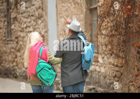 Ältere Paare Sightseeing im Freien Stockfoto