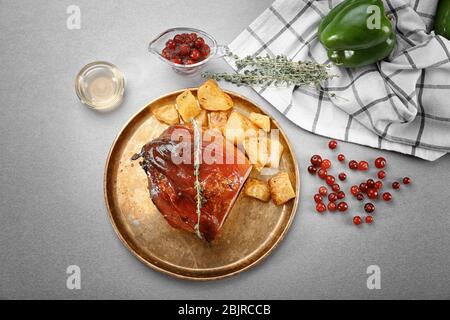 Komposition mit traditionellem Honig-Schinken in Scheiben auf dem Tisch Stockfoto