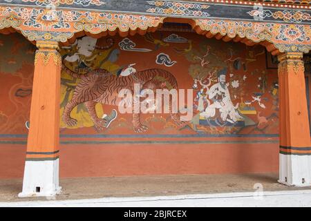 Bhutan, Paro. Rinpung Dzong, buddhistisches Kloster und Festung. Detail der traditionellen verzierten bhutanischen gemalten Wand. Stockfoto