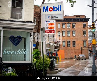 Die Seltenergas-Station in Greenwich Village New York zeigt am Dienstag, den 21. April 2020, ihre niedrigeren Gaspreise an. Die globalen Ölpreise sind gesunken, da die Nachfrage nachlässt und das Angebot wächst. (© Richard B. Levine) Stockfoto