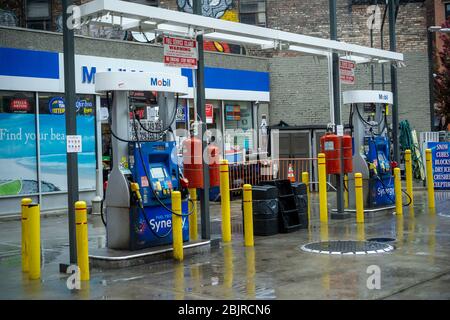 Die Seltenergas-Station in Greenwich Village New York zeigt am Dienstag, den 21. April 2020, ihre niedrigeren Gaspreise an. Die globalen Ölpreise sind gesunken, da die Nachfrage nachlässt und das Angebot wächst. (© Richard B. Levine) Stockfoto