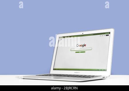 KIEW, UKRAINE - 26. OKTOBER 2017: Apple MacBook Air mit Google-Homepage auf dem Bildschirm. Google ist größte Internet-Suchmaschine der Welt Stockfoto
