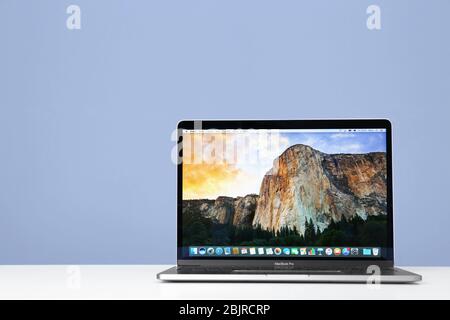 KIEW, UKRAINE - 26. OKTOBER 2017: Apple MacBook Pro mit Desktop-Bildschirmschoner Stockfoto