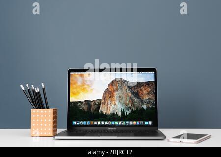 KIEW, UKRAINE - 26. OKTOBER 2017: Apple MacBook Pro mit Desktop-Bildschirmschoner Stockfoto