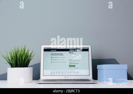 KIEW, UKRAINE - 26. OKTOBER 2017: Apple MacBook Air mit Facebook-Homepage auf dem Bildschirm. Facebook ist ein weltbekanntes soziales Netzwerk Stockfoto