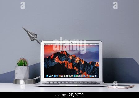 KIEW, UKRAINE - 26. OKTOBER 2017: Apple MacBook Air mit Desktop-Bildschirmschoner Stockfoto