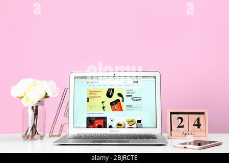 KIEW, UKRAINE - 26. OKTOBER 2017: Apple MacBook Air mit eBay-Homepage auf dem Bildschirm. EBay ist multinationale E-Commerce-Unternehmen Stockfoto