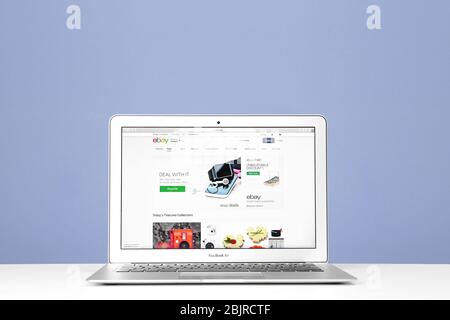 KIEW, UKRAINE - 26. OKTOBER 2017: Apple MacBook Air mit eBay-Homepage auf dem Bildschirm. EBay ist multinationale E-Commerce-Unternehmen Stockfoto