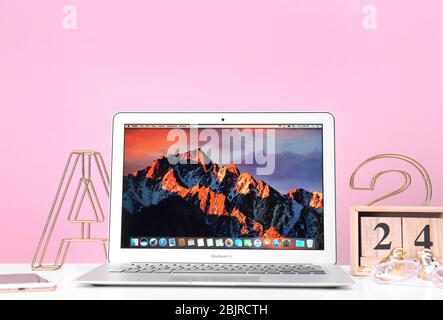 KIEW, UKRAINE - 26. OKTOBER 2017: Apple MacBook Air mit Desktop-Bildschirmschoner Stockfoto