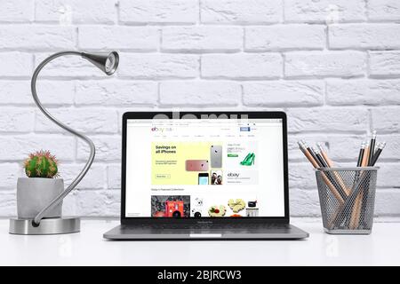 KIEW, UKRAINE - 26. OKTOBER 2017: Apple MacBook Pro mit eBay-Homepage auf dem Bildschirm. EBay ist multinationale E-Commerce-Unternehmen Stockfoto