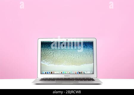 KIEW, UKRAINE - 26. OKTOBER 2017: Apple MacBook Air mit Desktop-Bildschirmschoner Stockfoto