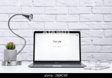 KIEW, UKRAINE - 26. OKTOBER 2017: Apple MacBook Pro mit Google-Homepage auf dem Bildschirm. Google ist größte Internet-Suchmaschine der Welt Stockfoto