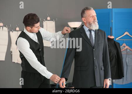 Maßgeschneiderte Messungen des Kunden in Atelier Stockfoto