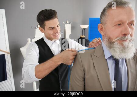 Maßgeschneiderte Messungen des Kunden in Atelier Stockfoto