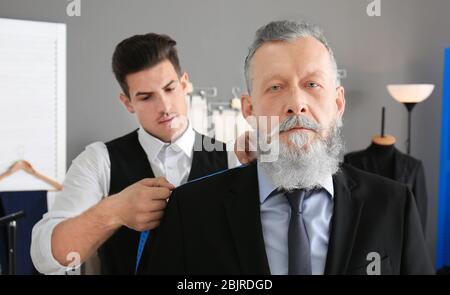 Maßgeschneiderte Messungen des Kunden in Atelier Stockfoto