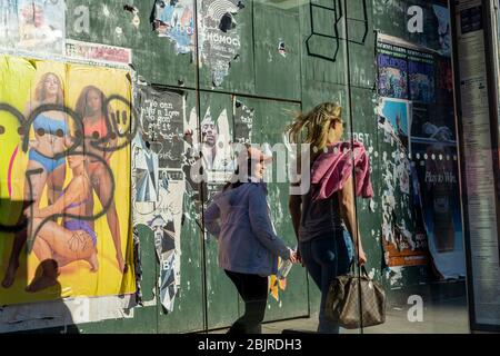 Entlarvte Frauen nutzen das warme, sonnige Wetter im New Yorker Stadtteil Chelsea am Dienstag, den 28. April 2020. (© Richard B. Levine) Stockfoto