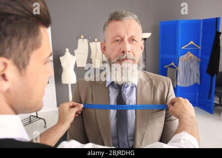Maßgeschneiderte Messungen des Kunden in Atelier Stockfoto