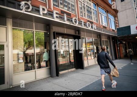 Das geschlossene Peloton-Studio im Chelsea-Viertel von New York am Samstag, 25. April 2020. Peloton gab bekannt, dass es am 22. April seine größte Live-Streaming-Klasse mit einem Rekord von 23,000 Teilnehmern durchgeführt hat. (© Richard B. Levine) Stockfoto