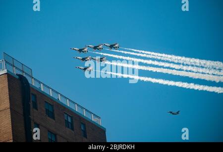 Das Präzisionsflugteam der US Air Force Thunderbirds, das am Dienstag, den 28. April 2020, von den US Navy Blue Angels (nicht gesehen) über dem Chelsea-Viertel New York donnert. Der Gruß an die COVID-19 Essential Workers flog über die fünf Bezirke New York und Newark. (© Richard B. Levine) Stockfoto