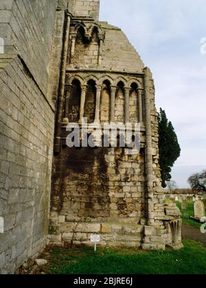 Sehen Sie E der Stelle von St Guthlac's Zelle außerhalb des S-Gang des zerstörten Kirchenschiffes der Croyland Abbey Kirche, Lincolnshire, England, Großbritannien. Norman Arcading. Stockfoto