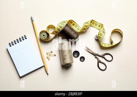 Set von Schneiderwerkzeugen und Zubehör auf dem Tisch, Draufsicht Stockfoto