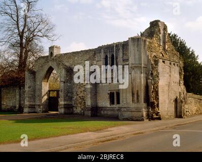 Sehen Sie sich die Überreste des 15. Torhauses (mit eingefügtem 19. Torbogen auf L) zur Benediktinerabtei Ramsey, Cambridgeshire, England, Großbritannien an. Stockfoto