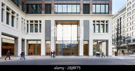 Eingang von außen. 25 Cabot Square, London, Großbritannien. Architekt: Carmody Groarke, 2019. Stockfoto